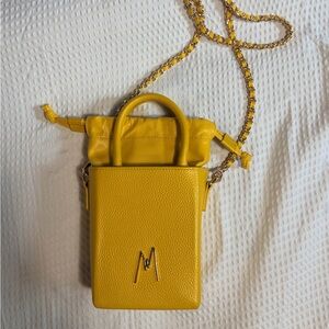 Elegant Yellow Crossbody Bag with Chain Strap